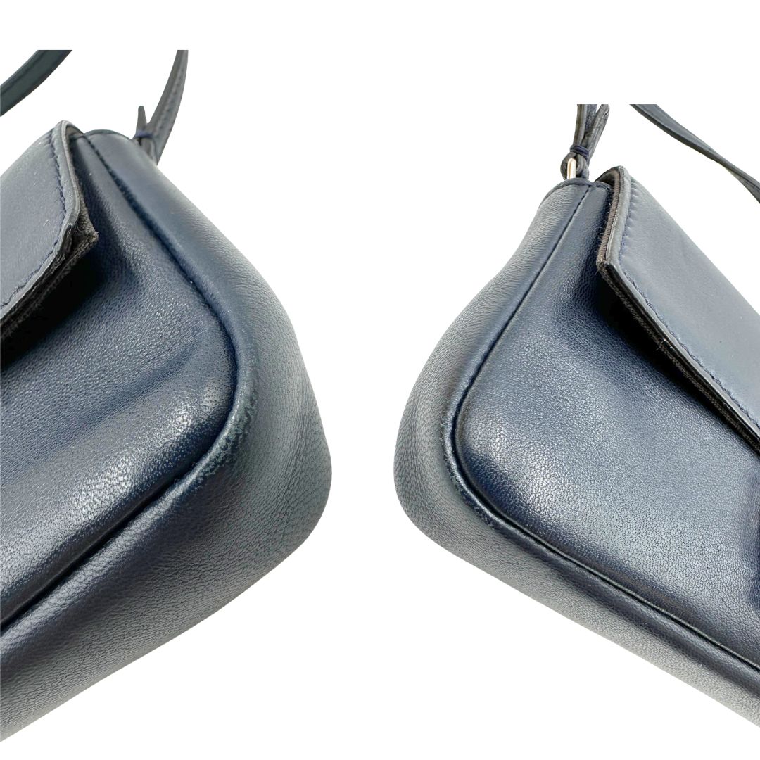 angoli  Baguette Fendi mini in pelle blu, di lusso, originale, ottime condizioni, usata. 
