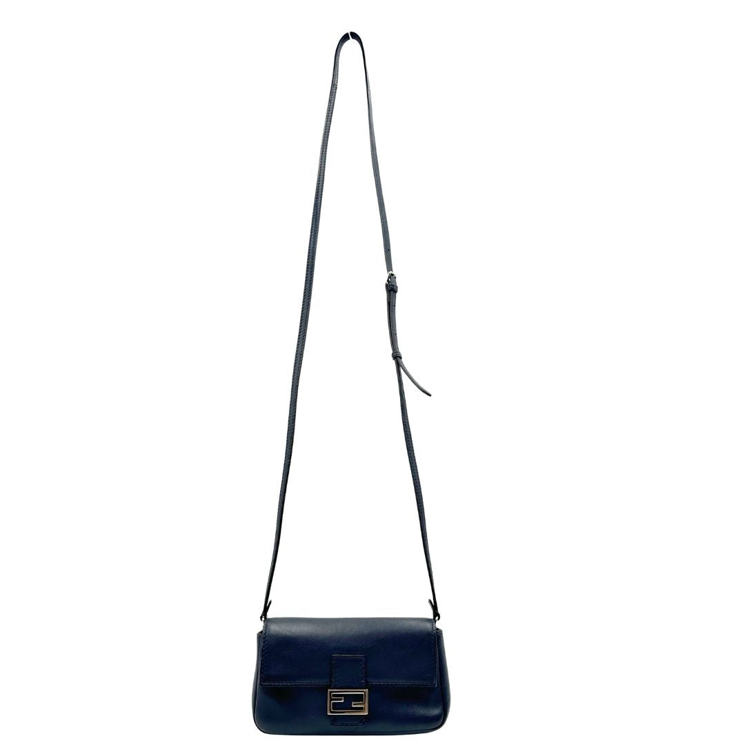 front  Baguette Fendi mini in pelle blu, di lusso, originale, ottime condizioni, usata. 
