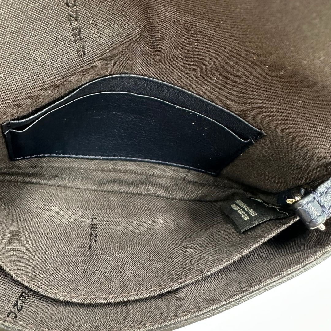 interno  Baguette Fendi mini in pelle blu, di lusso, originale, ottime condizioni, usata. 