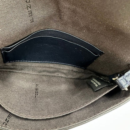 interno  Baguette Fendi mini in pelle blu, di lusso, originale, ottime condizioni, usata. 