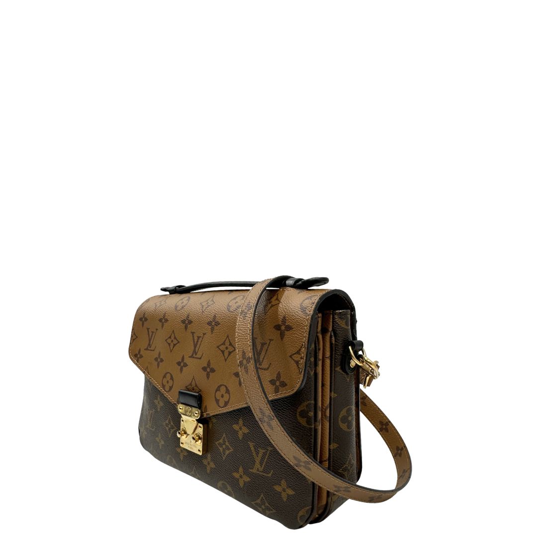 lato Borsa LV Métis in canvas marrone monogram reverse con parti metalliche dorate; Indossabile a mano oppure a tracolla. Originale, usata, di lusso, in ottime condizioni.