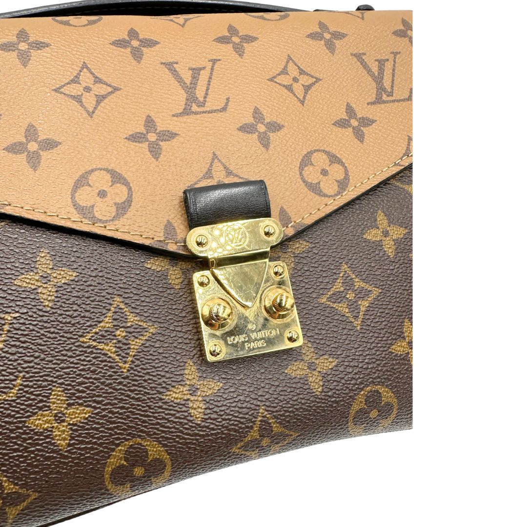 chiusura Borsa LV Métis in canvas marrone monogram reverse con parti metalliche dorate; Indossabile a mano oppure a tracolla. Originale, usata, di lusso, in ottime condizioni. 