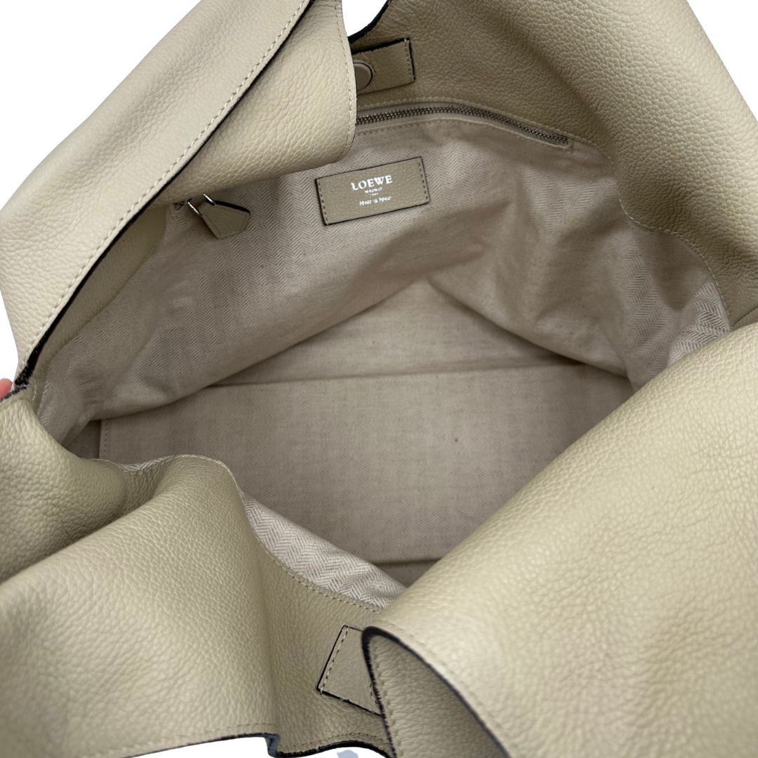 interno Hobo Loewe in pelle beige, di lusso, originale, ottime condizioni, usata. 
