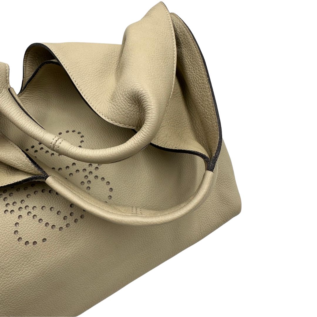 Hobo Loewe in pelle beige, di lusso, originale, ottime condizioni, usata.