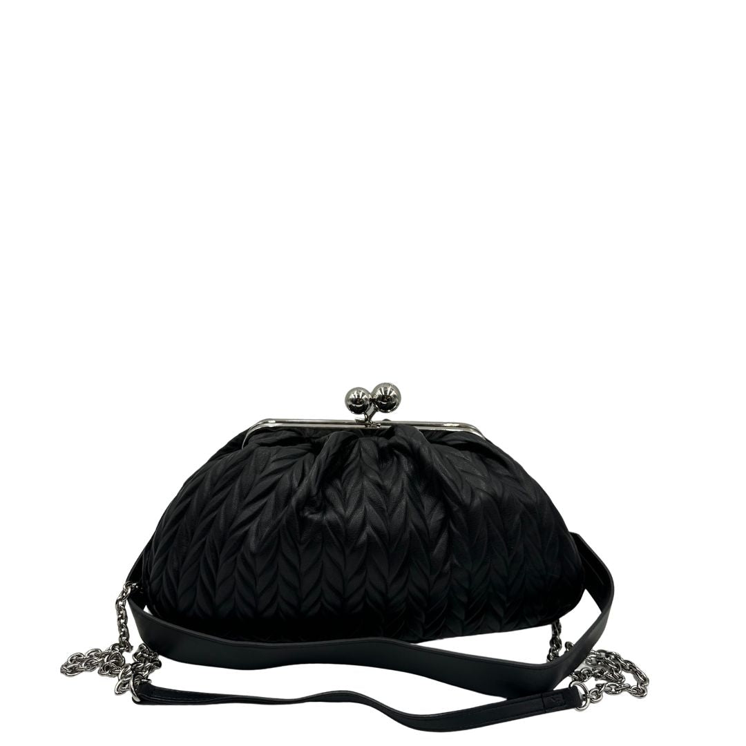 pasticcino Max Mara in pelle nera con dettagli di pietre incastonate, indossabile a spalla o a tracolla, di lusso, originale, ottime condizioni, usato.