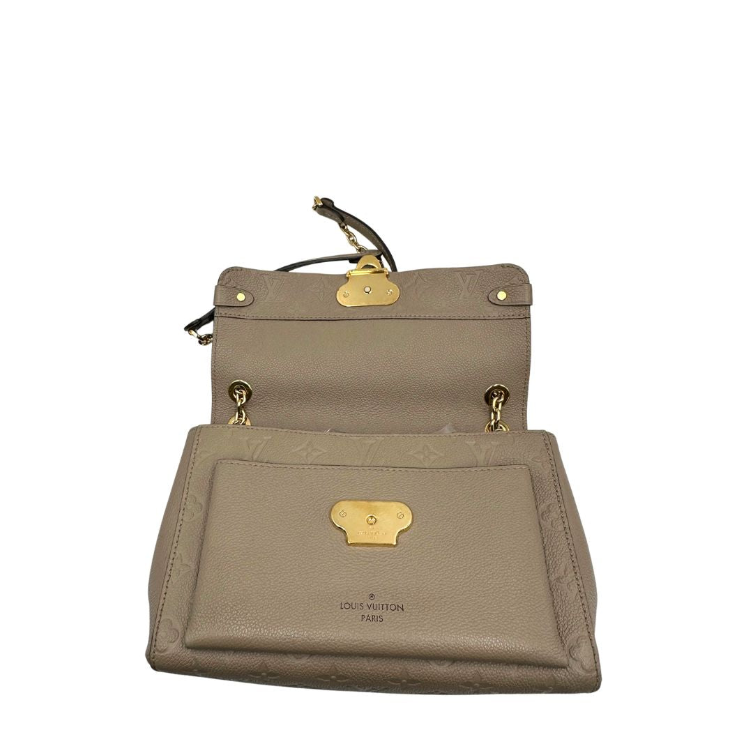Interno, Borsa Vavin LV in pelle color fango monogram Empreinte, munita di una tracolla scorrevole con spallacci in pelle.