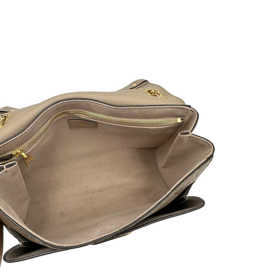 Interno, Borsa Vavin LV in pelle color fango monogram Empreinte, munita di una tracolla scorrevole con spallacci in pelle.