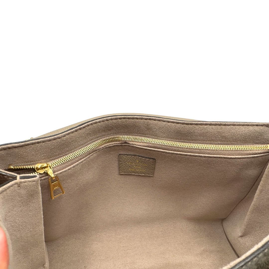 Interno, Borsa Vavin LV in pelle color fango monogram Empreinte, munita di una tracolla scorrevole con spallacci in pelle.