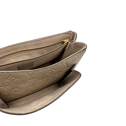 Interno, Borsa Vavin LV in pelle color fango monogram Empreinte, munita di una tracolla scorrevole con spallacci in pelle.