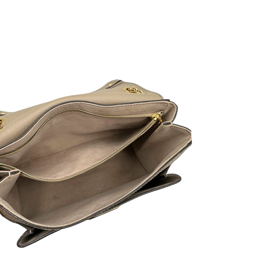 Interno, Borsa Vavin LV in pelle color fango monogram Empreinte, munita di una tracolla scorrevole con spallacci in pelle.