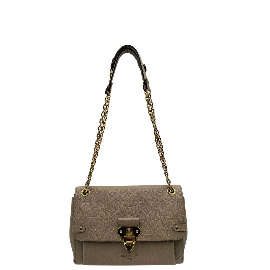Front, Borsa Vavin LV in pelle color fango monogram Empreinte, munita di una tracolla scorrevole con spallacci in pelle.