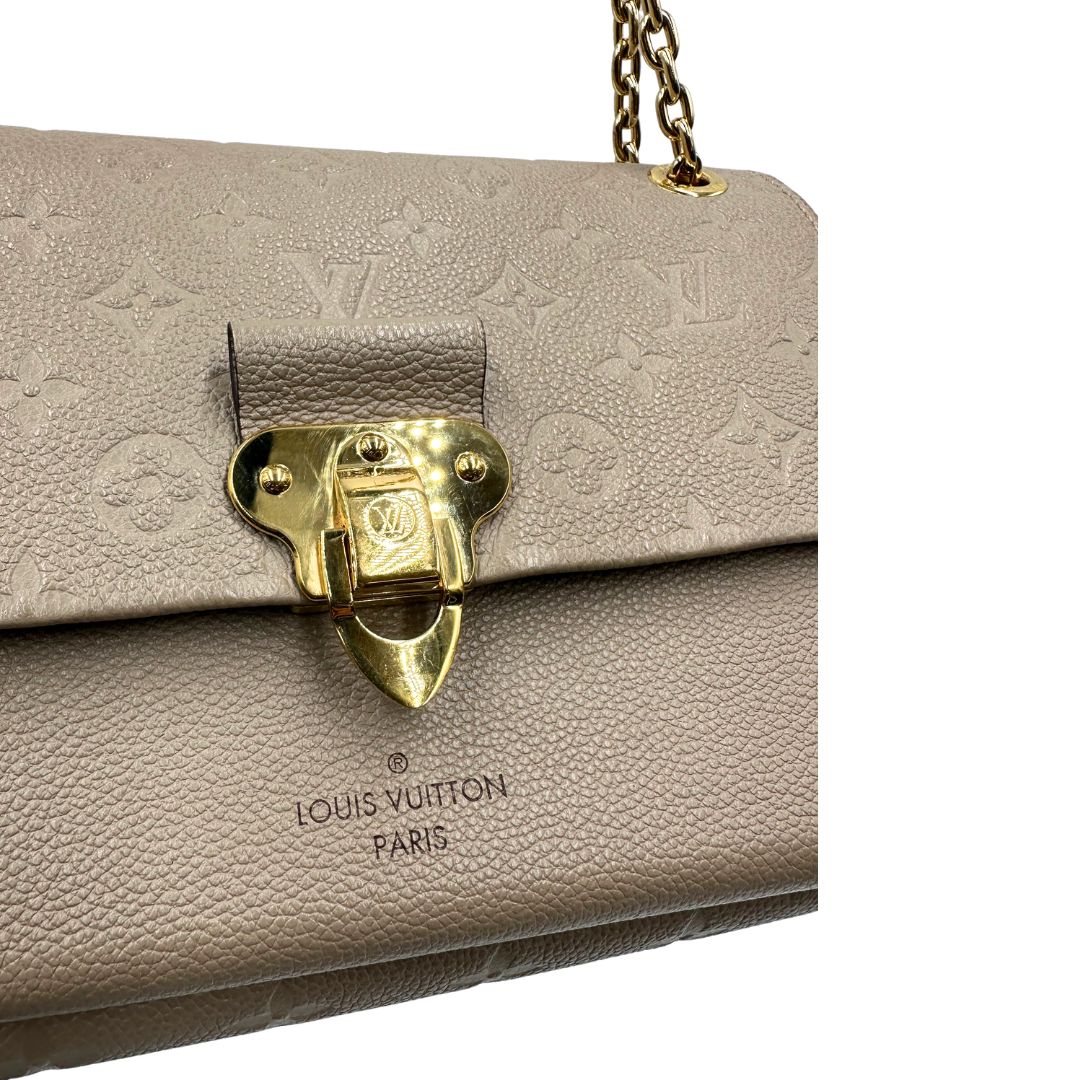 Chiusura, Borsa Vavin LV in pelle color fango monogram Empreinte, munita di una tracolla scorrevole con spallacci in pelle.