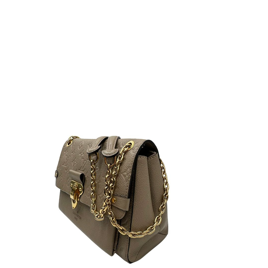 Lato sinistro, Borsa Vavin LV in pelle color fango monogram Empreinte, munita di una tracolla scorrevole con spallacci in pelle.
