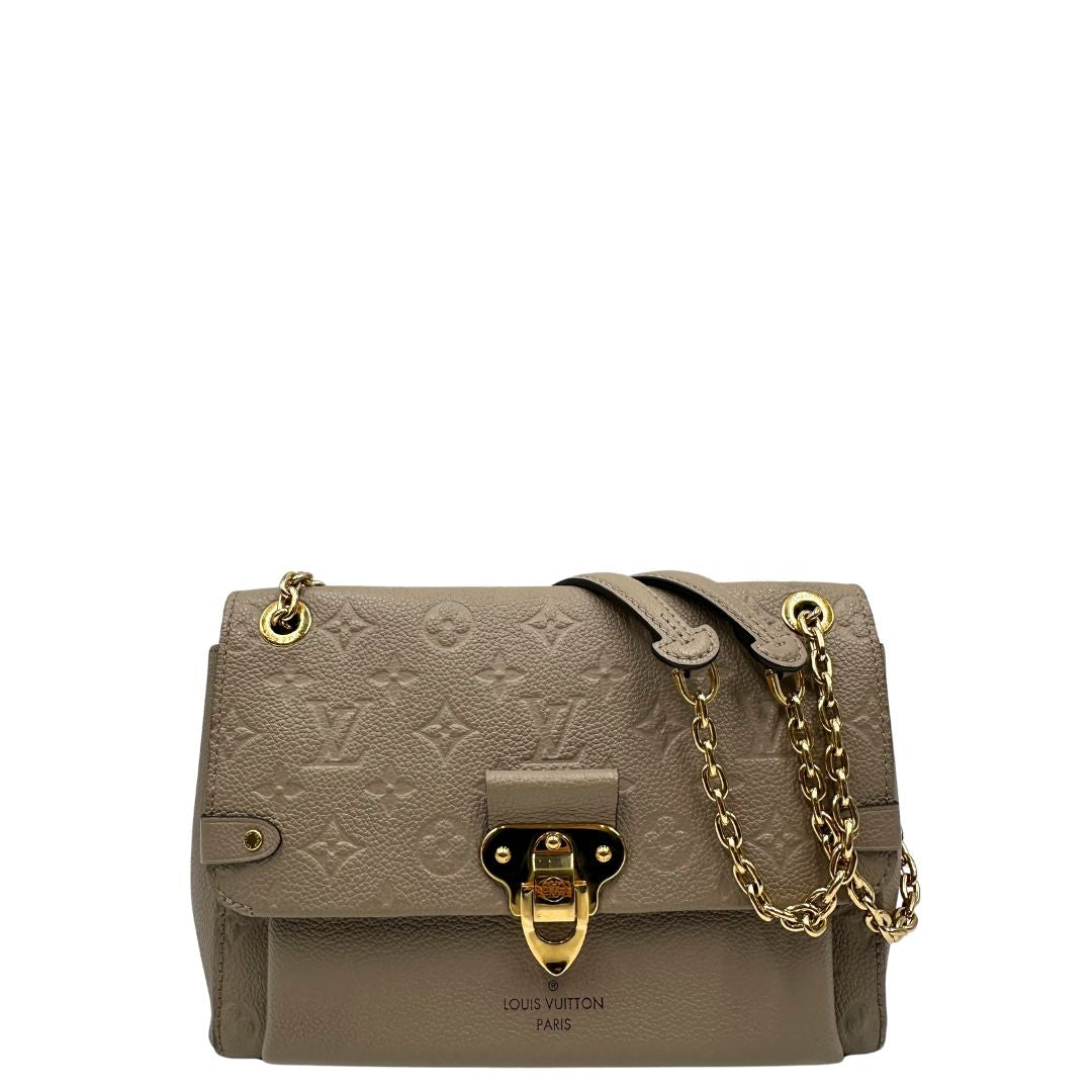Front, Borsa Vavin LV in pelle color fango monogram Empreinte, munita di una tracolla scorrevole con spallacci in pelle.