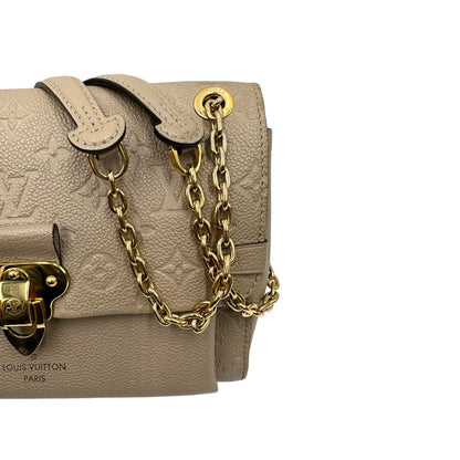 Metalleria, Borsa Vavin LV in pelle color fango monogram Empreinte, munita di una tracolla scorrevole con spallacci in pelle.