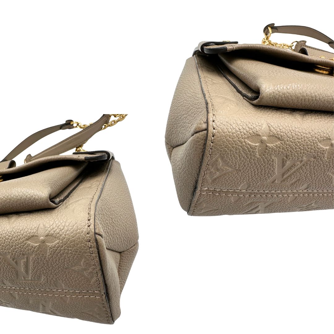 Angoli, Borsa Vavin LV in pelle color fango monogram Empreinte, munita di una tracolla scorrevole con spallacci in pelle.