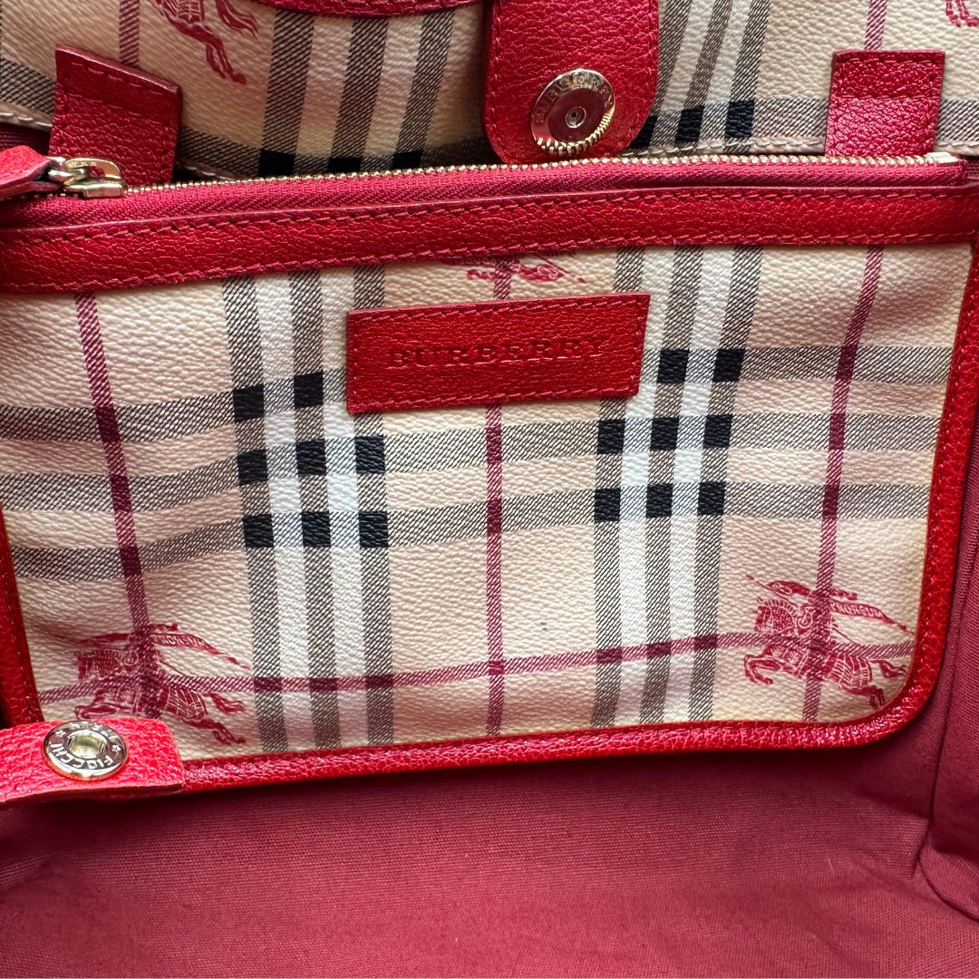 interno Borsa Burberry in canvas trama tartan e finiture in pelle rossa, di lusso, originale, ottime condizioni, usata.