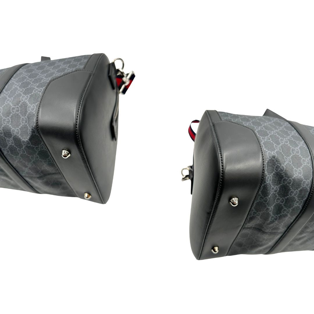 Angoli, Borsone da viaggio Gucci Savoy misura piccola in canvas GG supreme nero con parti metalliche argentate, da portare a mano oppure a spalla. Originale, usato, di lusso, in ottime condizioni.