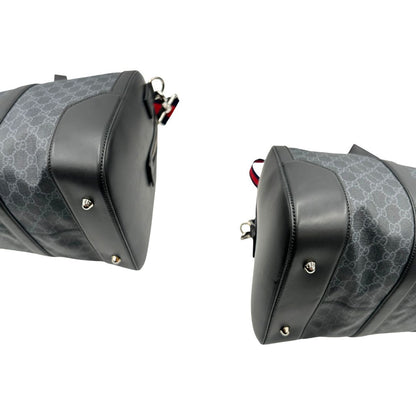 Angoli, Borsone da viaggio Gucci Savoy misura piccola in canvas GG supreme nero con parti metalliche argentate, da portare a mano oppure a spalla. Originale, usato, di lusso, in ottime condizioni.