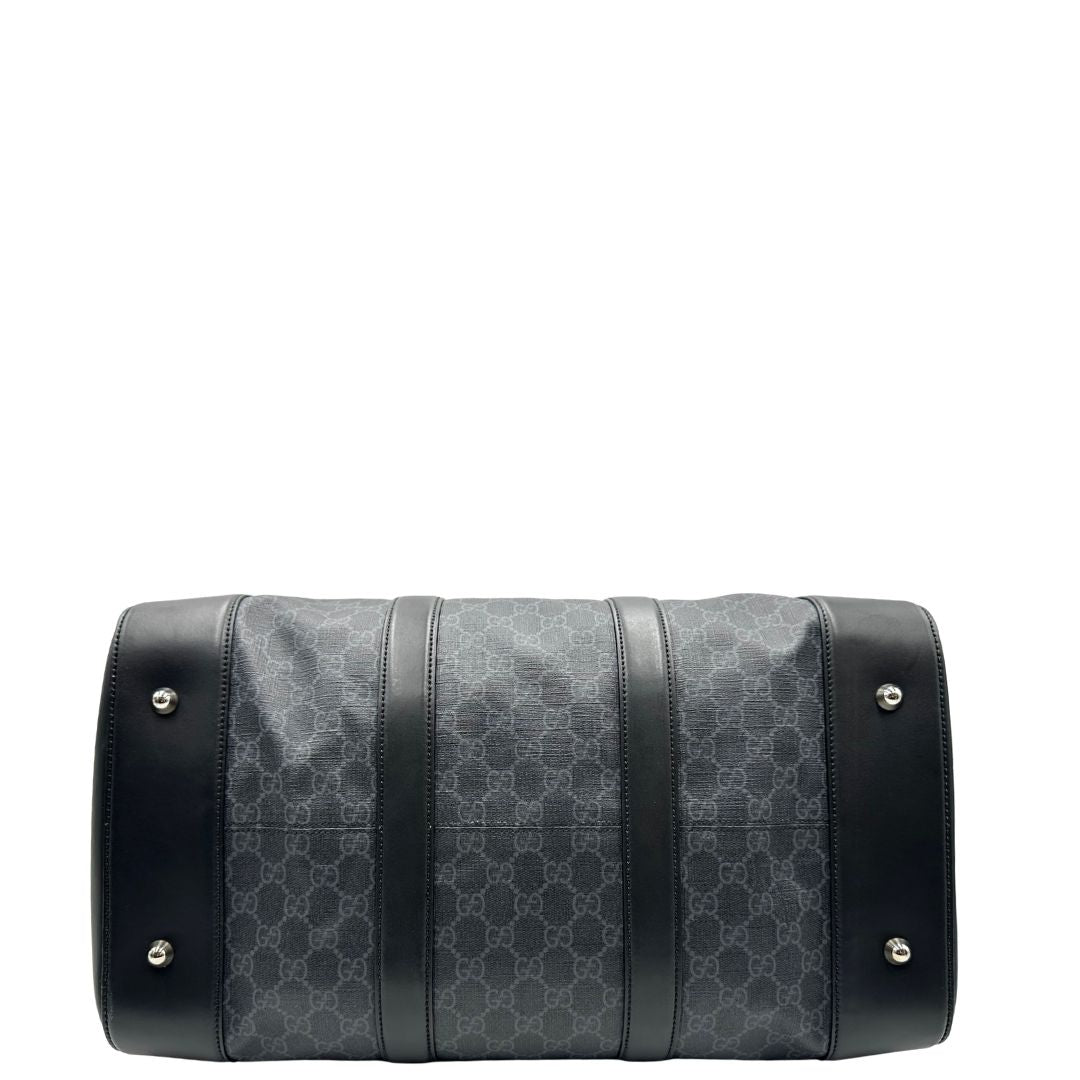 Base, Borsone da viaggio Gucci Savoy misura piccola in canvas GG supreme nero con parti metalliche argentate, da portare a mano oppure a spalla. Originale, usato, di lusso, in ottime condizioni.