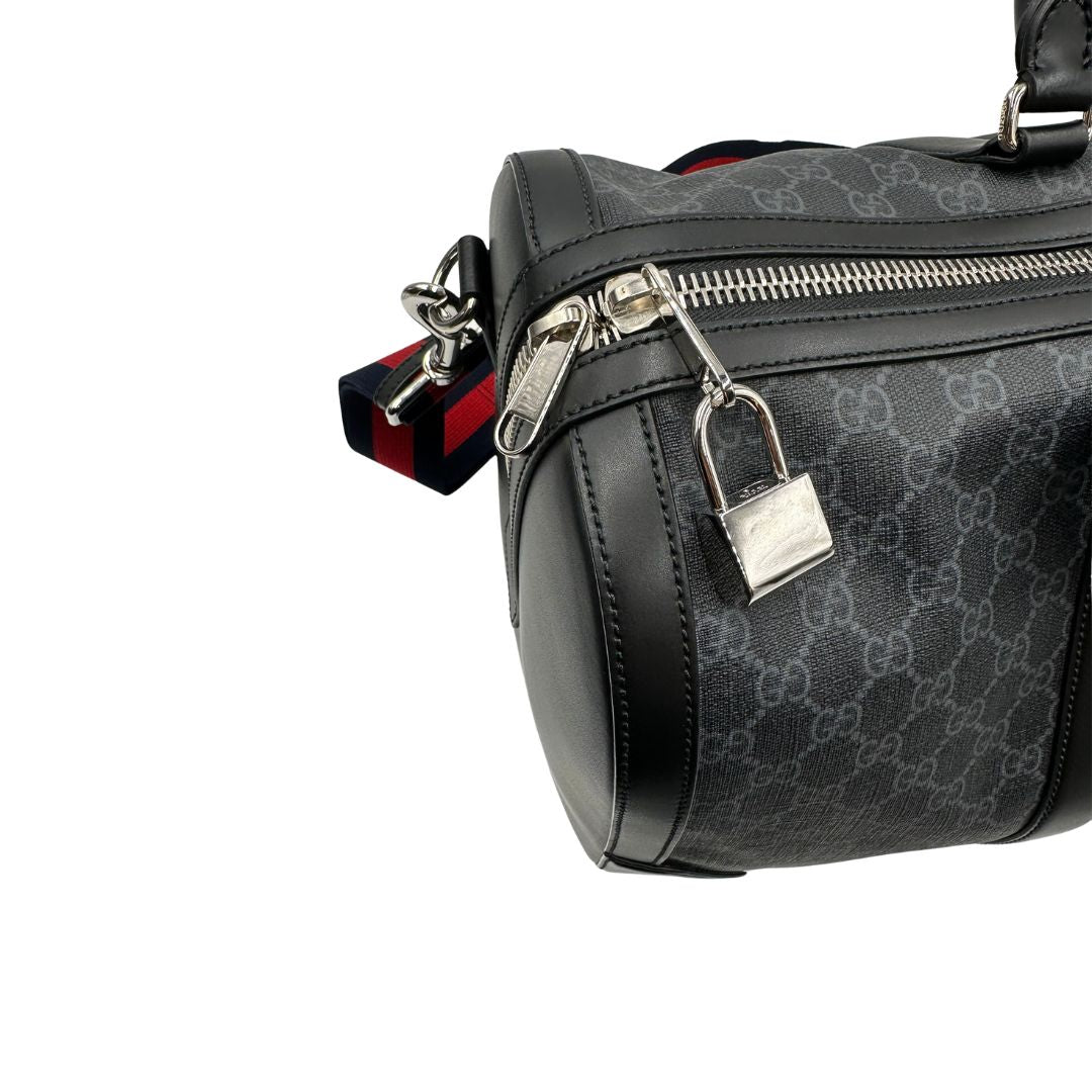 Chiusura, Borsone da viaggio Gucci Savoy misura piccola in canvas GG supreme nero con parti metalliche argentate, da portare a mano oppure a spalla. Originale, usato, di lusso, in ottime condizioni.