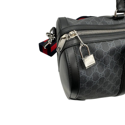 Chiusura, Borsone da viaggio Gucci Savoy misura piccola in canvas GG supreme nero con parti metalliche argentate, da portare a mano oppure a spalla. Originale, usato, di lusso, in ottime condizioni.