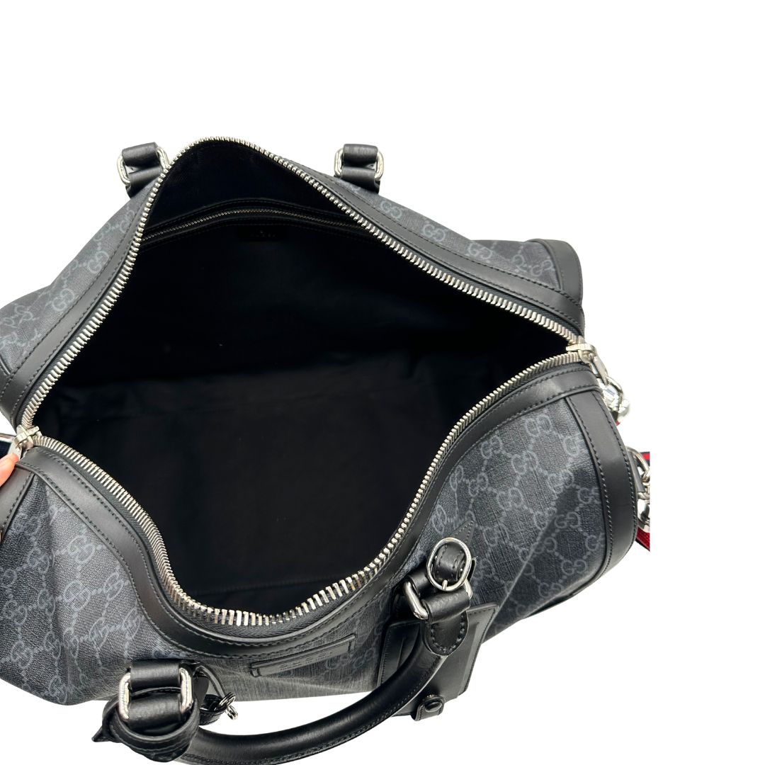 Interno, Borsone da viaggio Gucci Savoy misura piccola in canvas GG supreme nero con parti metalliche argentate, da portare a mano oppure a spalla. Originale, usato, di lusso, in ottime condizioni.