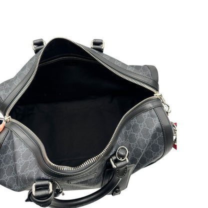 Interno, Borsone da viaggio Gucci Savoy misura piccola in canvas GG supreme nero con parti metalliche argentate, da portare a mano oppure a spalla. Originale, usato, di lusso, in ottime condizioni.