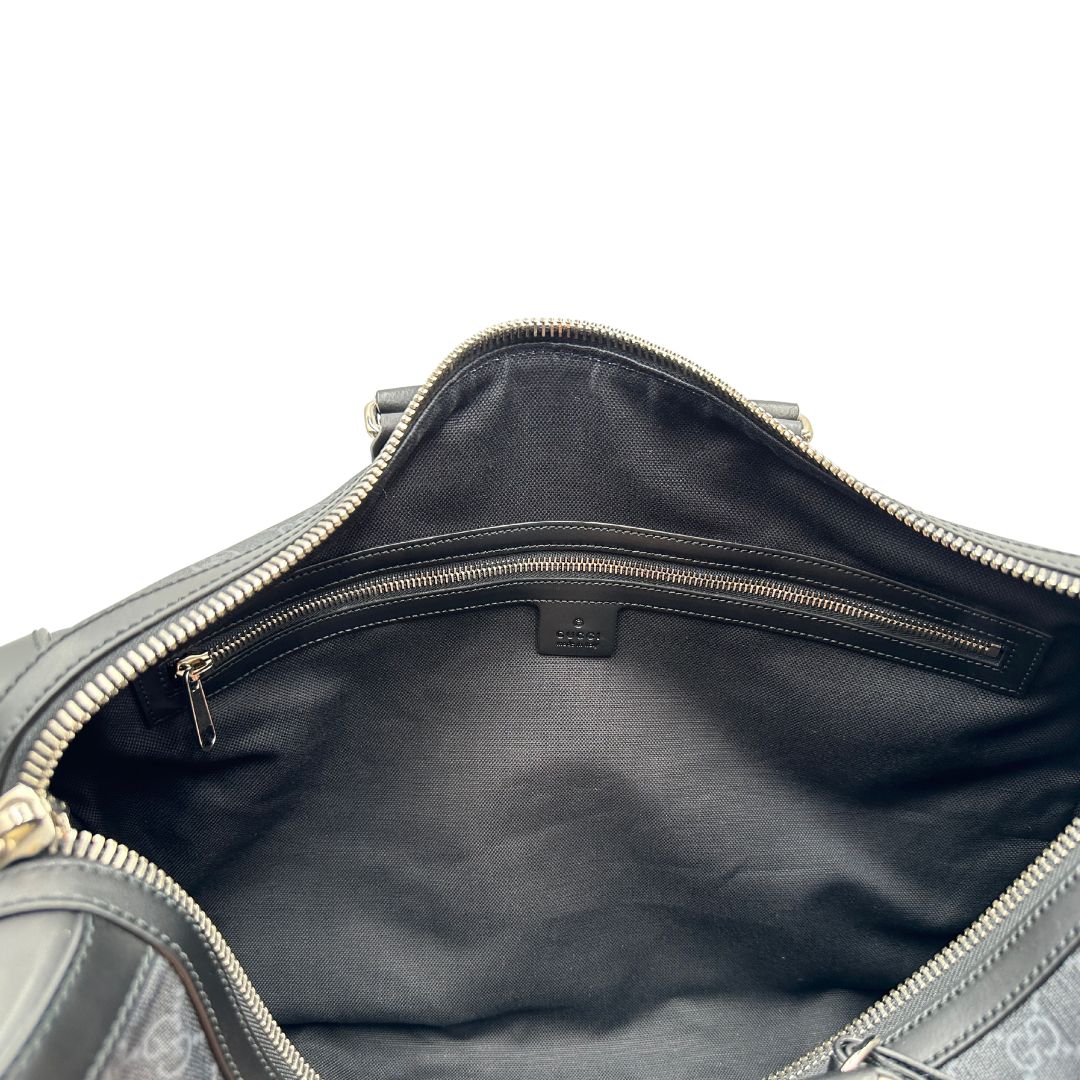 Interno, Borsone da viaggio Gucci Savoy misura piccola in canvas GG supreme nero con parti metalliche argentate, da portare a mano oppure a spalla. Originale, usato, di lusso, in ottime condizioni.