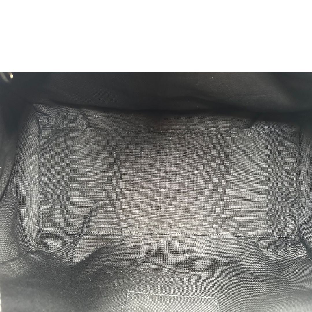 Interno, Borsone da viaggio Gucci Savoy misura piccola in canvas GG supreme nero con parti metalliche argentate, da portare a mano oppure a spalla. Originale, usato, di lusso, in ottime condizioni.