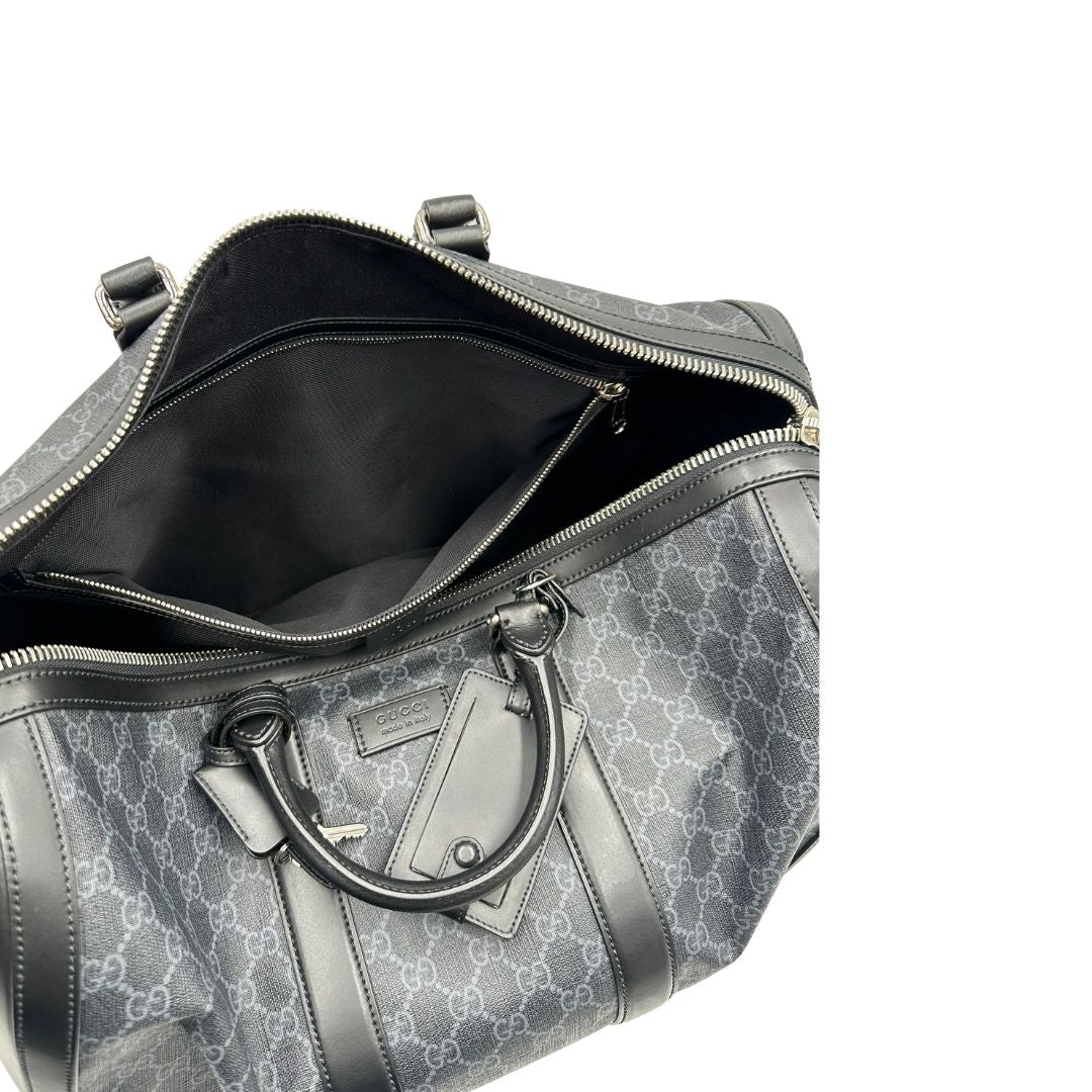 Interno tasca, Borsone da viaggio Gucci Savoy misura piccola in canvas GG supreme nero con parti metalliche argentate, da portare a mano oppure a spalla. Originale, usato, di lusso, in ottime condizioni.