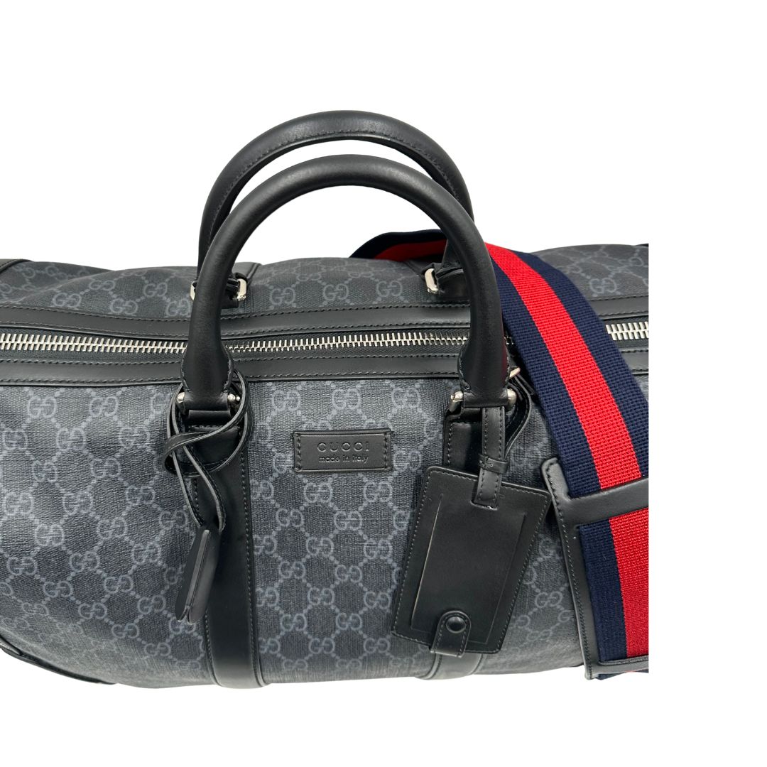 Manici, Borsone da viaggio Gucci Savoy misura piccola in canvas GG supreme nero con parti metalliche argentate, da portare a mano oppure a spalla. Originale, usato, di lusso, in ottime condizioni.