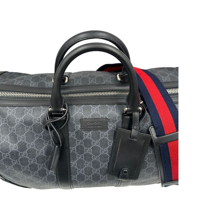 Manici, Borsone da viaggio Gucci Savoy misura piccola in canvas GG supreme nero con parti metalliche argentate, da portare a mano oppure a spalla. Originale, usato, di lusso, in ottime condizioni.