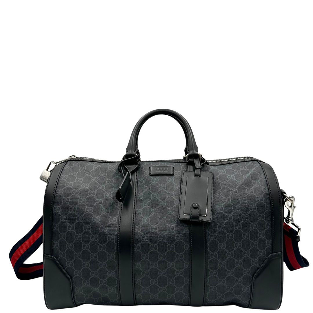 Front, Borsone da viaggio Gucci Savoy misura piccola in canvas GG supreme nero con parti metalliche argentate, da portare a mano oppure a spalla. Originale, usato, di lusso, in ottime condizioni.