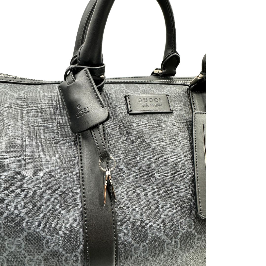 Portachiavi, Borsone da viaggio Gucci Savoy misura piccola in canvas GG supreme nero con parti metalliche argentate, da portare a mano oppure a spalla. Originale, usato, di lusso, in ottime condizioni.