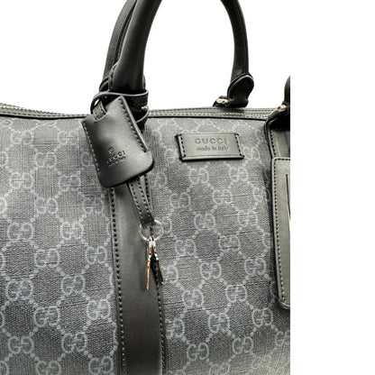 Portachiavi, Borsone da viaggio Gucci Savoy misura piccola in canvas GG supreme nero con parti metalliche argentate, da portare a mano oppure a spalla. Originale, usato, di lusso, in ottime condizioni.