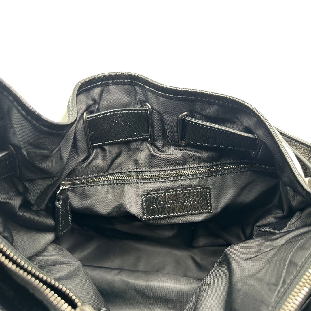 Interno di una borsa Burberry in poliammide e acrilico trama tartan, con finiture nere lucide, usata, originale, second hand, in ottime condizioni.