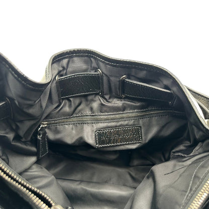 Interno di una borsa Burberry in poliammide e acrilico trama tartan, con finiture nere lucide, usata, originale, second hand, in ottime condizioni.