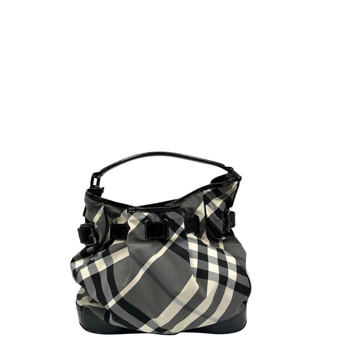 Retro di una borsa Burberry in poliammide e acrilico trama tartan, con finiture nere lucide, usata, originale, second hand, in ottime condizioni.