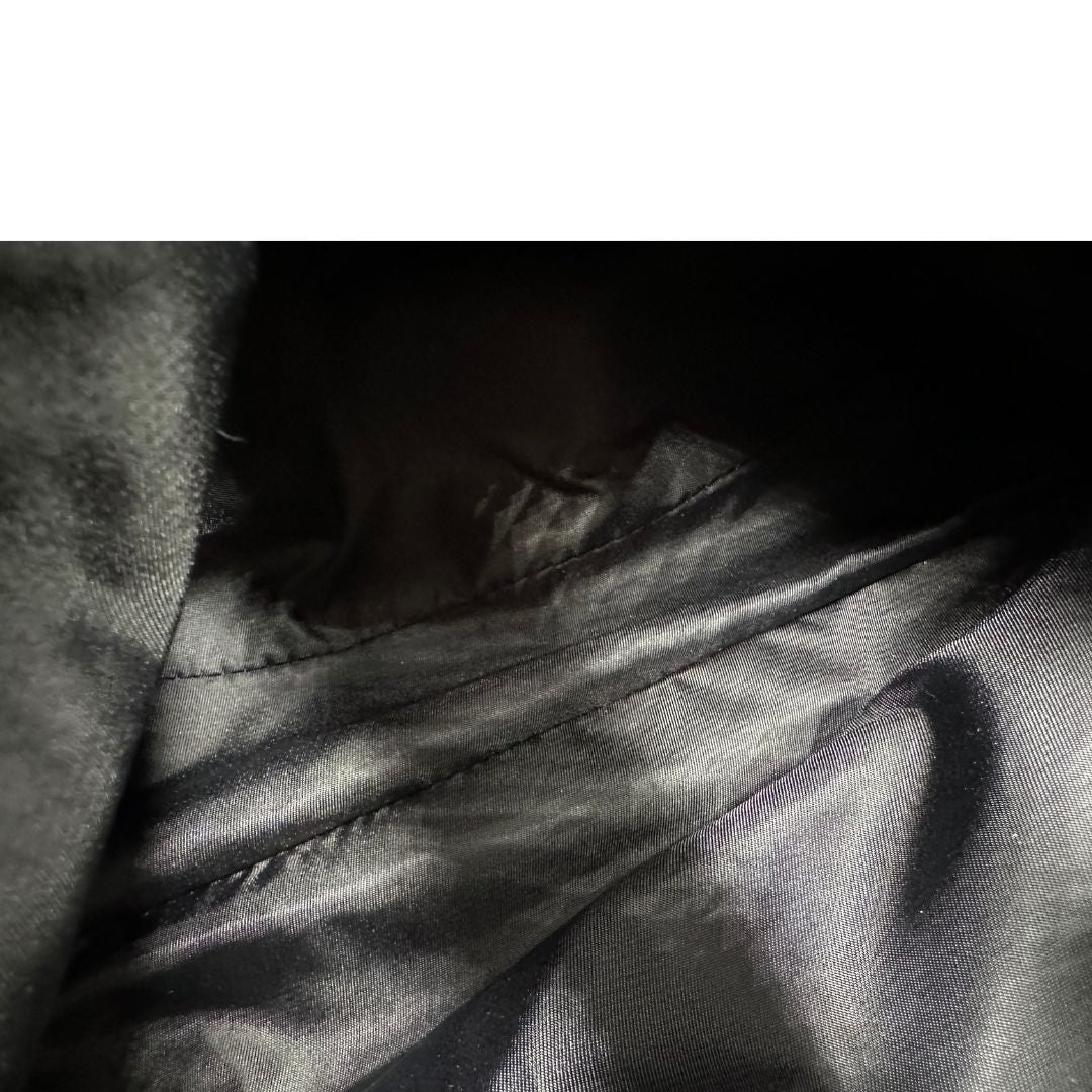 Interno di una borsa Burberry in poliammide e acrilico trama tartan, con finiture nere lucide, usata, originale, second hand, in ottime condizioni.