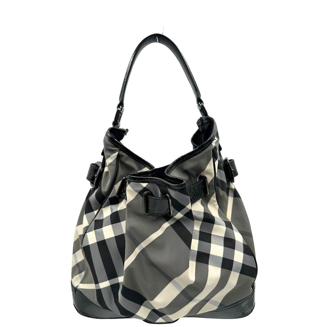 Front di una borsa Burberry in poliammide e acrilico trama tartan, con finiture nere lucide, usata, originale, second hand, in ottime condizioni.