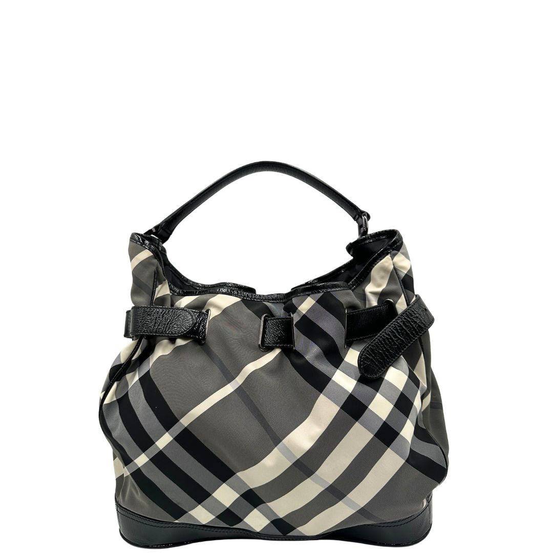 Retro di una borsa Burberry in poliammide e acrilico trama tartan, con finiture nere lucide, usata, originale, second hand, in ottime condizioni.