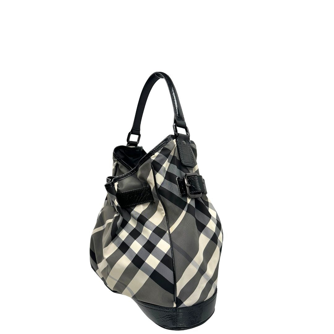 Laterale destro di una borsa Burberry in poliammide e acrilico trama tartan, con finiture nere lucide, usata, originale, second hand, in ottime condizioni.