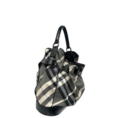 Laterale sinistro di una borsa Burberry in poliammide e acrilico trama tartan, con finiture nere lucide, usata, originale, second hand, in ottime condizioni.