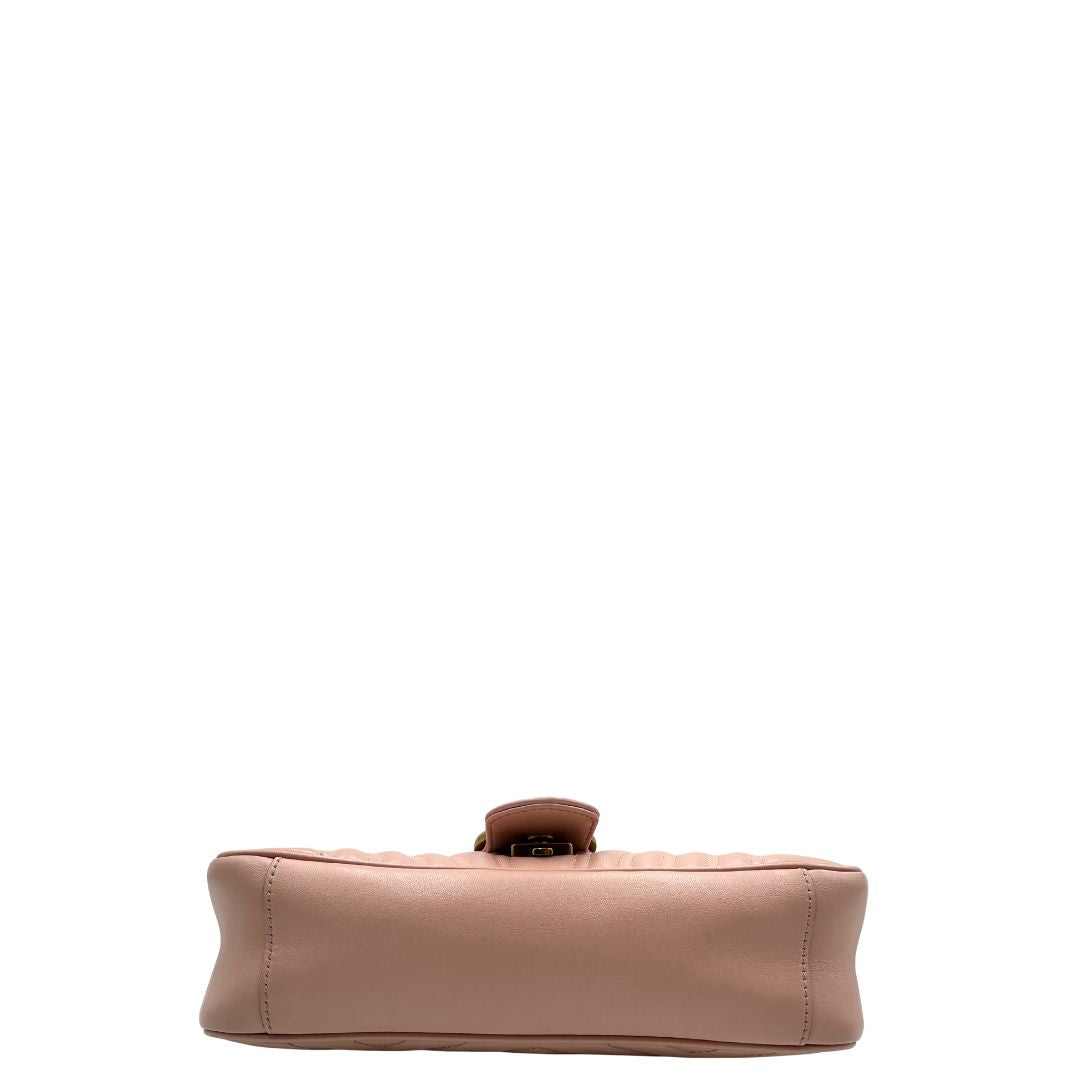 base Borsa Gucci Marmont rosa in pelle con motivo chevron nella misura media, di lusso, originale, ottime condizioni, usata.