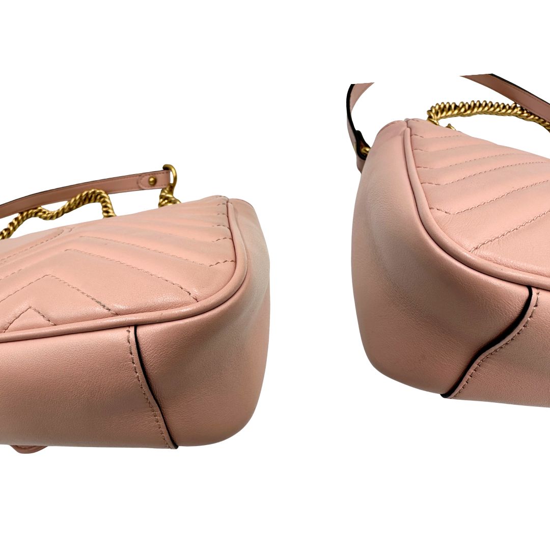 angoli Borsa Gucci Marmont rosa in pelle con motivo chevron nella misura media, di lusso, originale, ottime condizioni, usata.