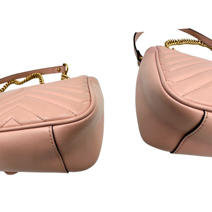 angoli Borsa Gucci Marmont rosa in pelle con motivo chevron nella misura media, di lusso, originale, ottime condizioni, usata.