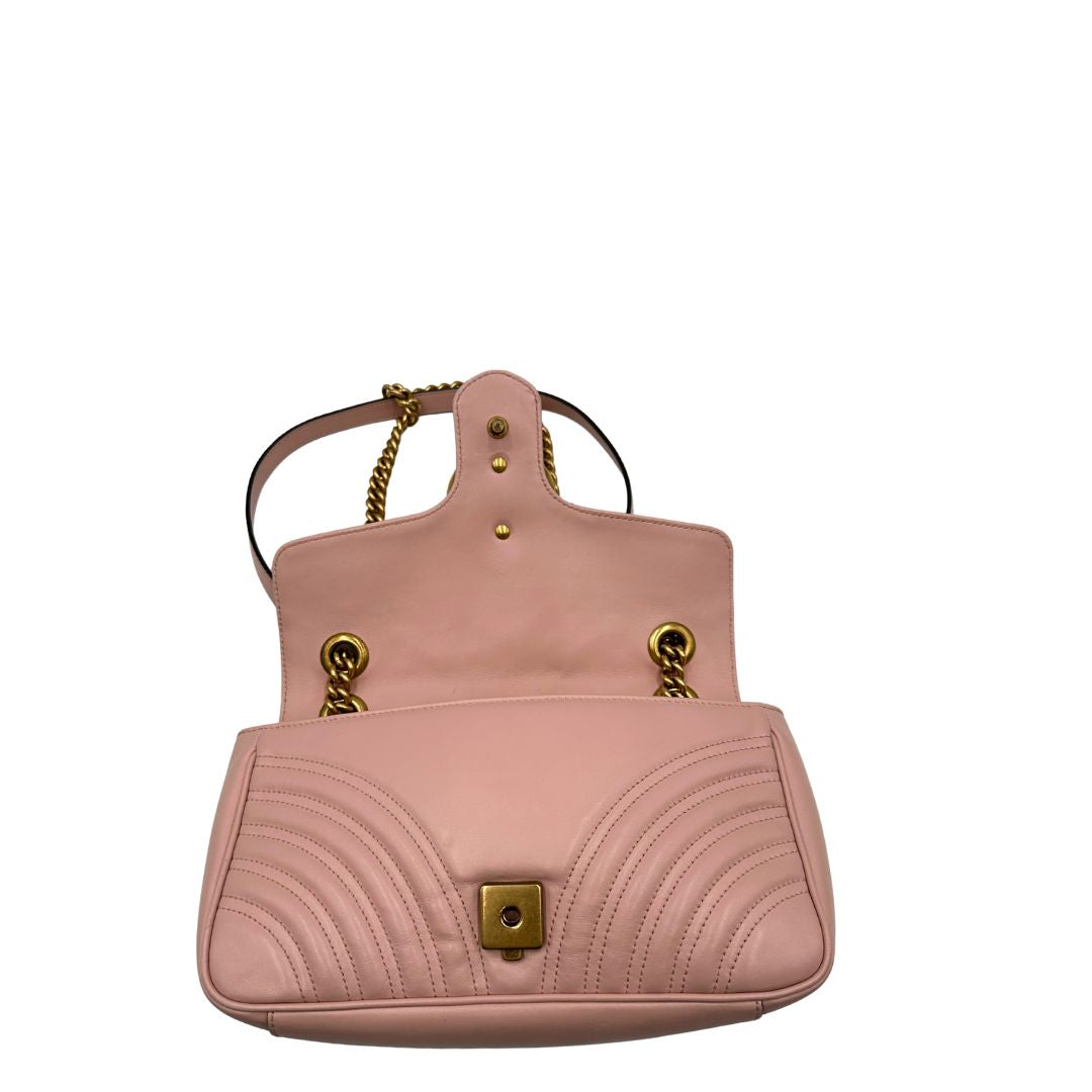 chiusura Borsa Gucci Marmont rosa in pelle con motivo chevron nella misura media, di lusso, originale, ottime condizioni, usata. 