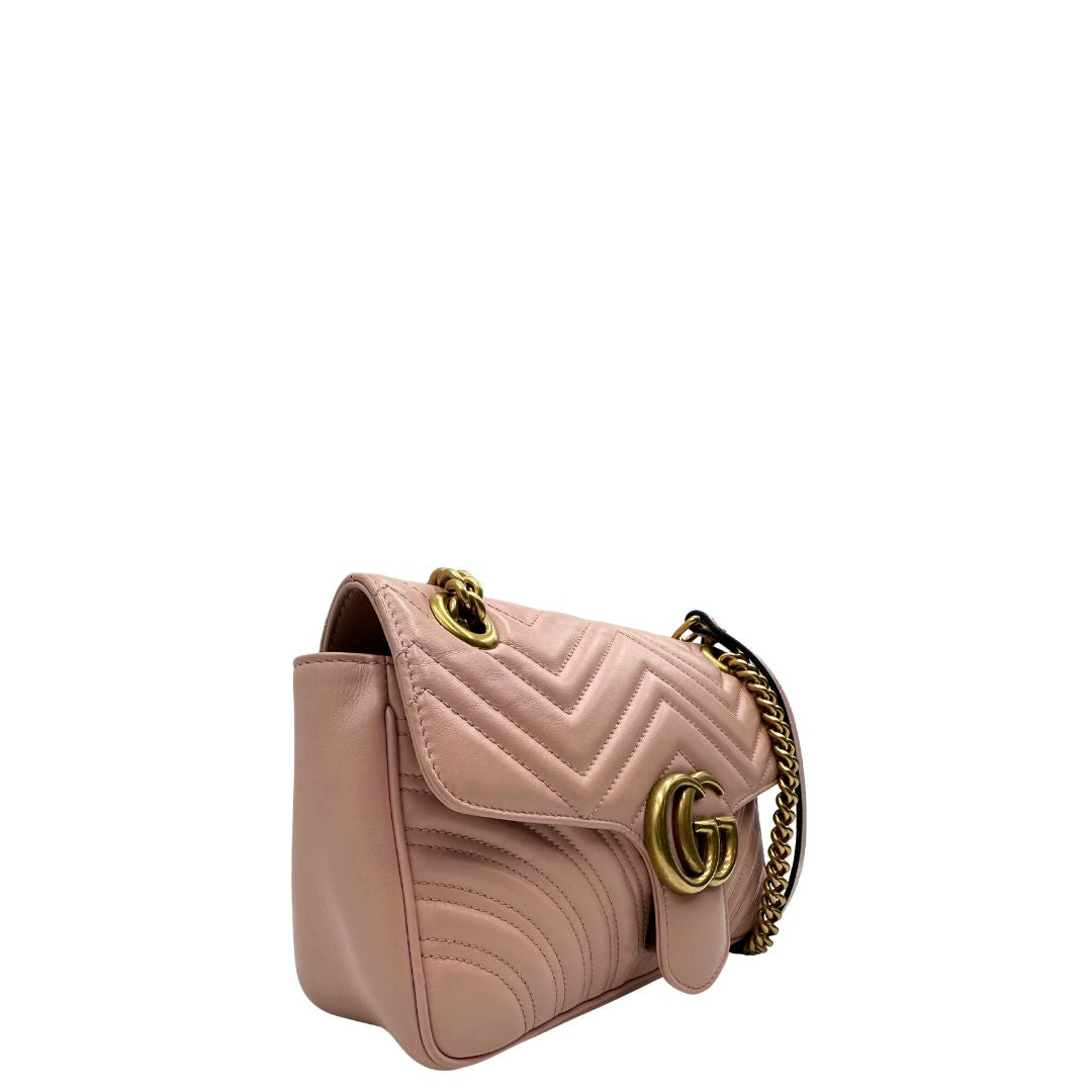 lato Borsa Gucci Marmont rosa in pelle con motivo chevron nella misura media, di lusso, originale, ottime condizioni, usata. 