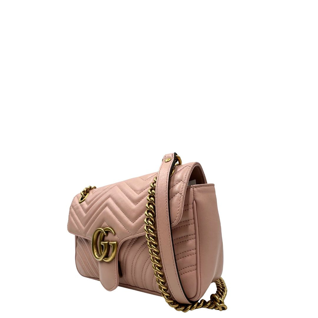 lato Borsa Gucci Marmont rosa in pelle con motivo chevron nella misura media, di lusso, originale, ottime condizioni, usata. 